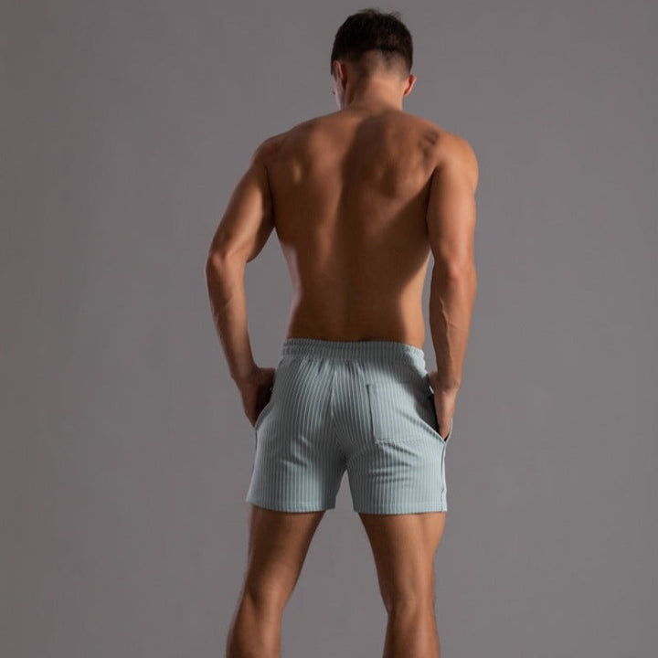 Herren Badeshorts am Pool, schnelltrocknend & komfortabel, ideal für entspannte Tage.