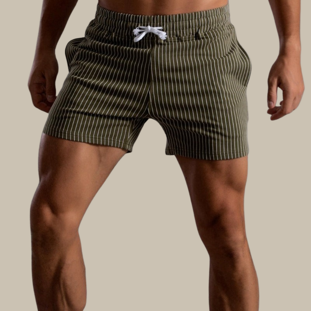 Kurze Herren Badehose in Schwarz, sportlich und schnelltrocknend für Sommer Freizeit.