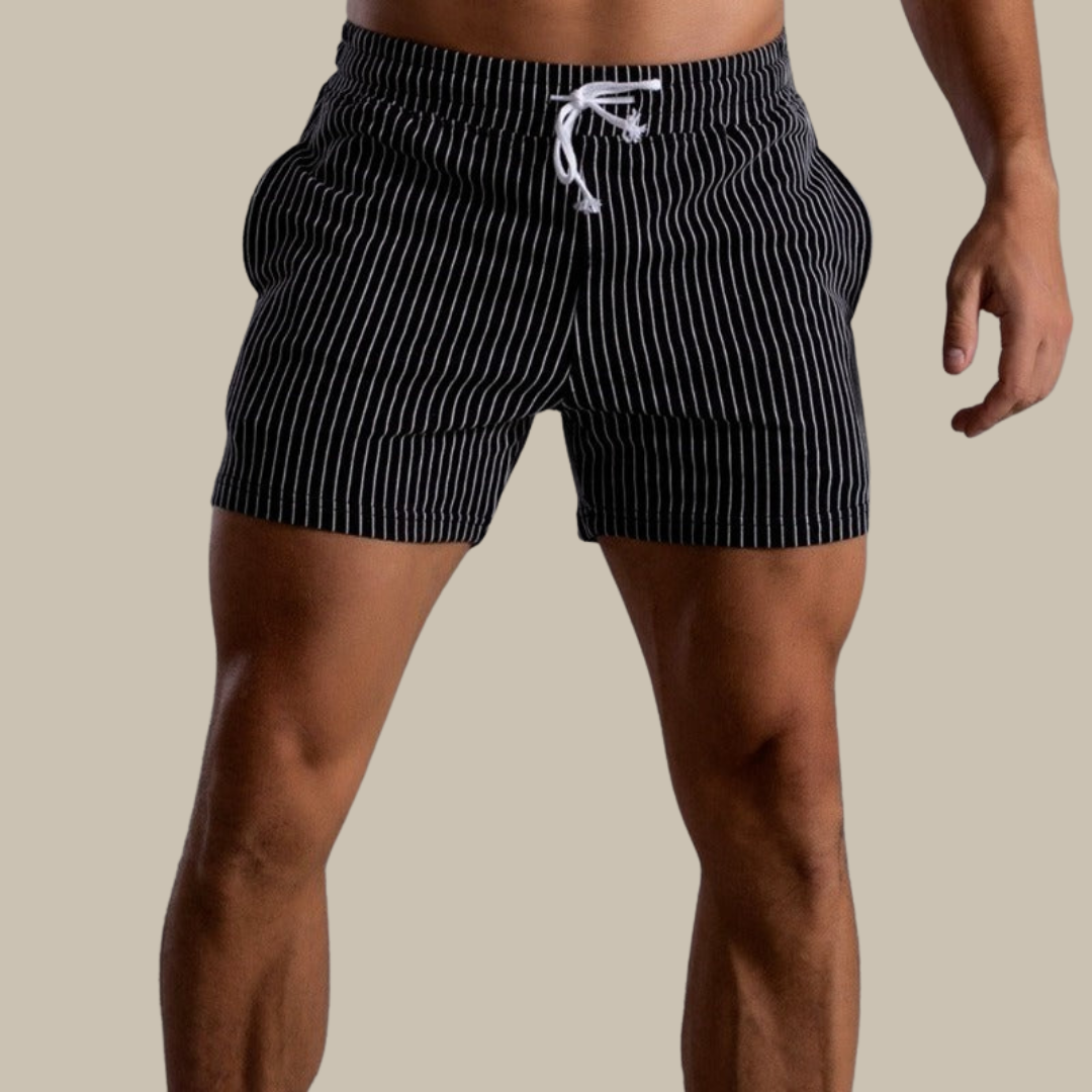 Model trägt komfortable Herren Badeshorts, slim fit, ideal für Strand & Pool.