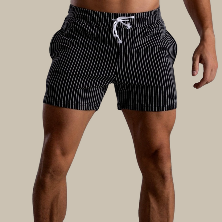 Model trägt komfortable Herren Badeshorts, slim fit, ideal für Strand & Pool.