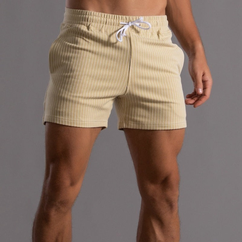Herrenmode: Moderne Badeshorts, grün, slim fit, schnelltrocknend für den Sommer.