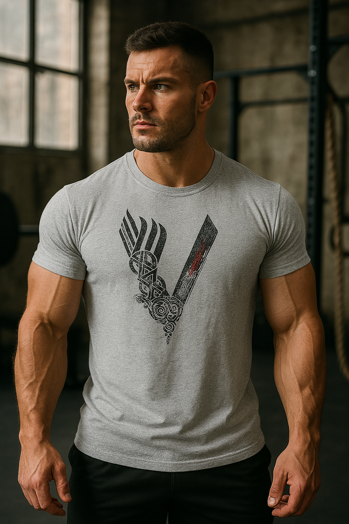 Ordentlich gefaltetes Herren Basic Kurzarmshirt, bereit für den Kleiderschrank. Zeitloser Komfort für Männer.