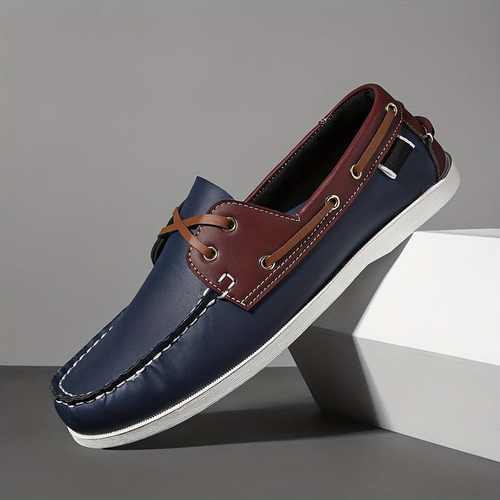 Hochwertige Herren Bootschuhe mit zeitlosem Design, bieten optimalen Grip und lässigen Komfort.
