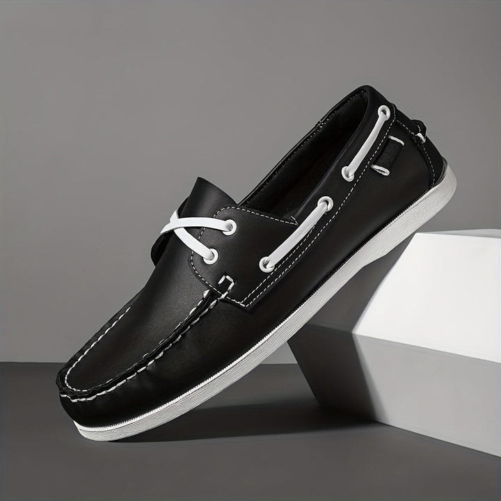 Modische Herren Slipper, perfekt als Sommerschuhe und stilvolle Begleiter für jede Outdoor-Aktivität.
