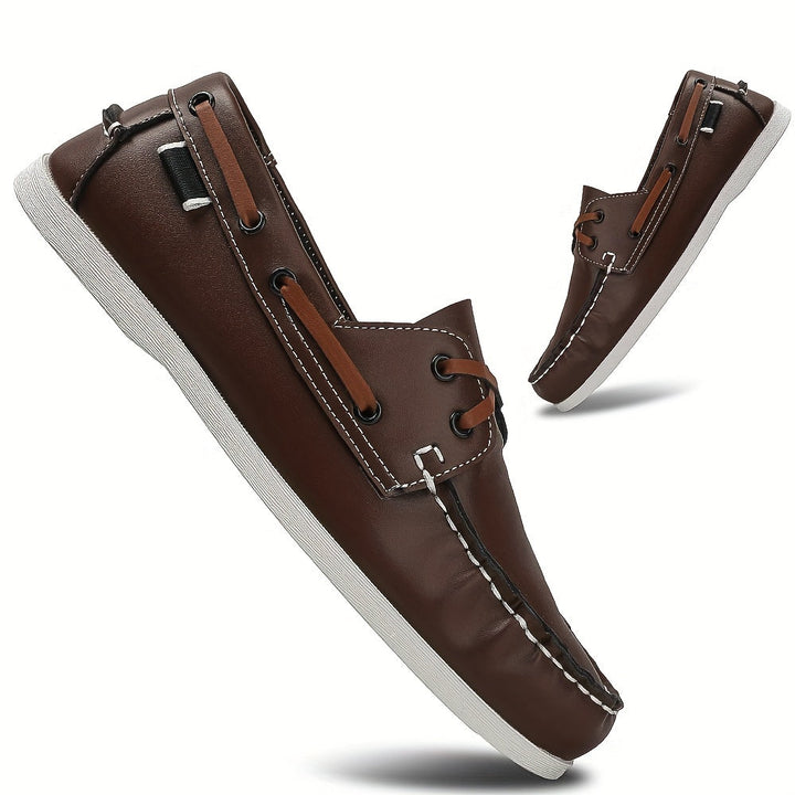 Rutschfeste Sohle der Herren Bootschuhe, detailgetreu dargestellt für optimalen Grip und Sicherheit.