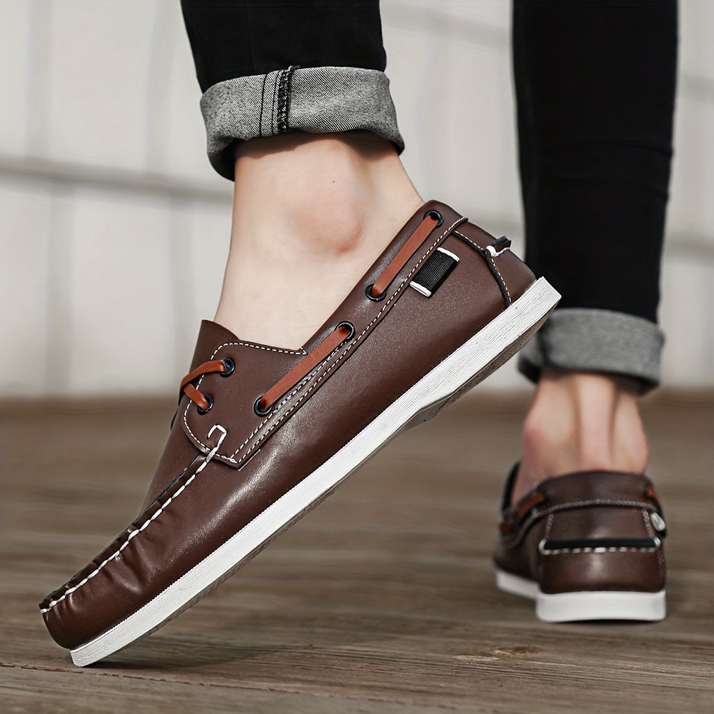 Herren Bootschuhe am Fuß getragen, betonen den lässigen Stil und hohen Tragekomfort im Alltag.