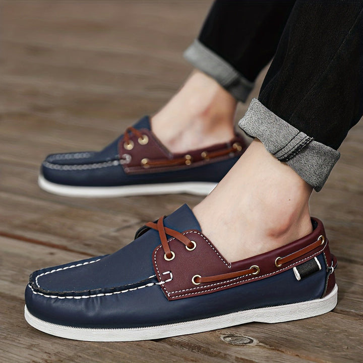 Seitenansicht der trendigen Herrenschuhe, kombinieren Slipper-Komfort mit robustem Outdoor-Design.