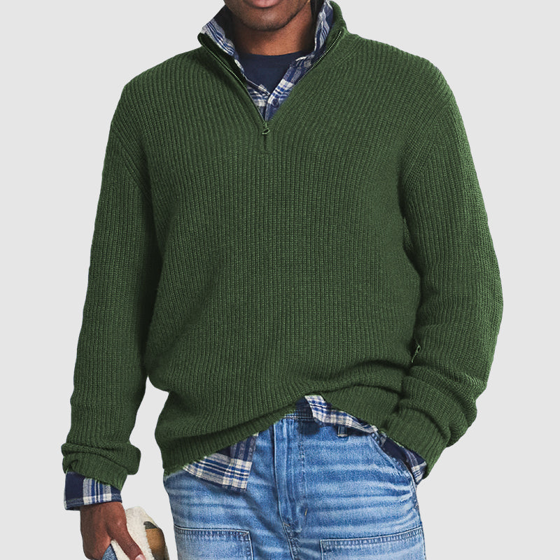 Nahaufnahme des Reißverschlusses am Herren Pullover, hochwertiges Design für Business-Casual Mode.
