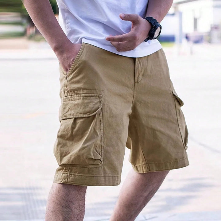Herren Cargo Shorts in Braun, robust & bequem. Ideal als Freizeithose für Alltag und Outdoor mit praktischen Taschen.
