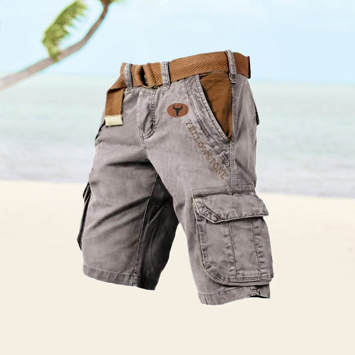 Hochwertige Naht einer robusten Herren Cargo-Shorts, strapazierfähig für alle Outdoor-Abenteuer.