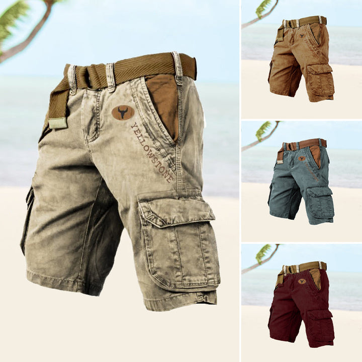 Mann trägt bequeme, robuste Herren Cargo-Shorts in Khaki, perfekt als Freizeithose für den Sommer.