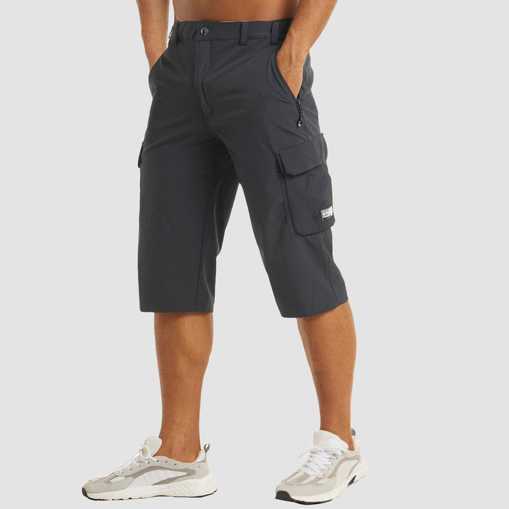 Nahaufnahme des Bundes und Verschlusses der robusten Herren Cargo Shorts, hochwertige Verarbeitung.