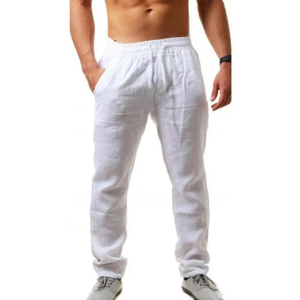 Mann trägt lockere, bequeme Herren Casual Hose, atmungsaktiv für Sommer- und Herbstaktivitäten.