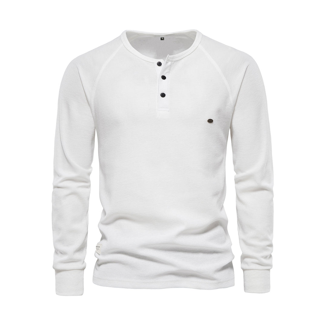 Mann trägt bequemen Herren Pullover Arvid. Stilvolles Casual Oberteil für Freizeit & Mode.