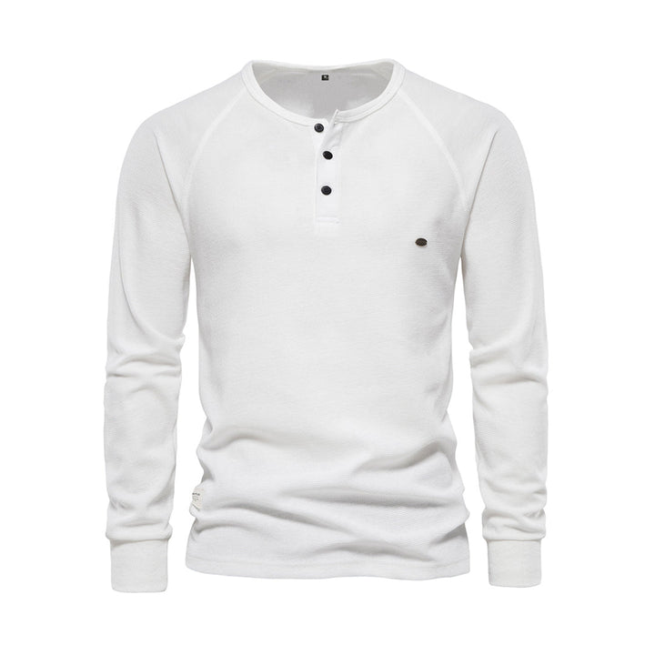 Mann trägt bequemen Herren Pullover Arvid. Stilvolles Casual Oberteil für Freizeit & Mode.