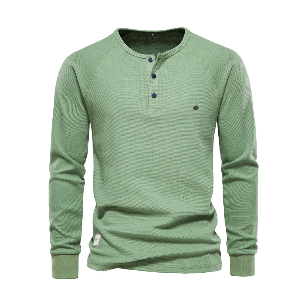 Nahaufnahme: Weicher Stoff des Herren Casual Pullovers Arvid. Komfortable Herrenbekleidung mit zeitlosem Stil.