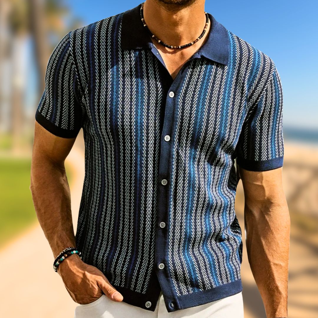 Nahaufnahme des eleganten Chevron-Musters auf dem atmungsaktiven Herren Poloshirt Julian, modern & schick.