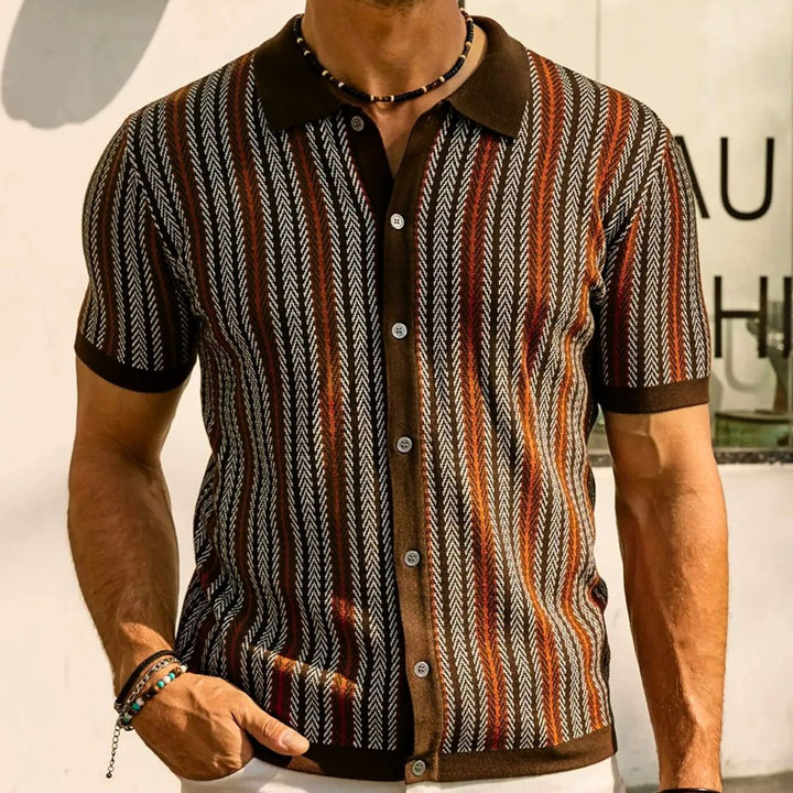 Detailansicht der Knopfleiste und des Kragens vom stilvollen Herren Chevron Poloshirt Julian, hochwertige Verarbeitung.
