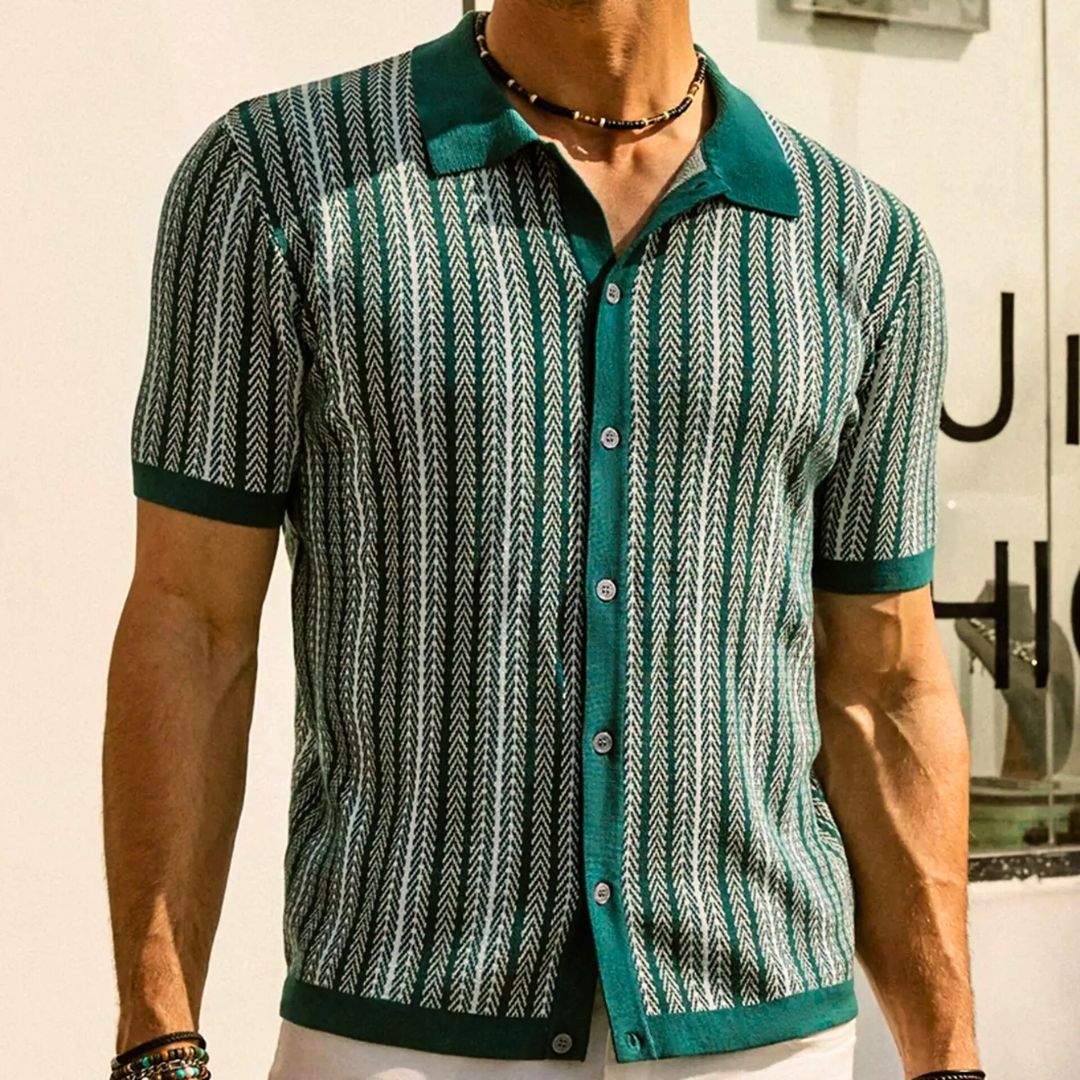 Mann trägt lässiges Kurzarm Herren Chevron Poloshirt "Julian", perfekt für einen entspannten Sommer-Look.