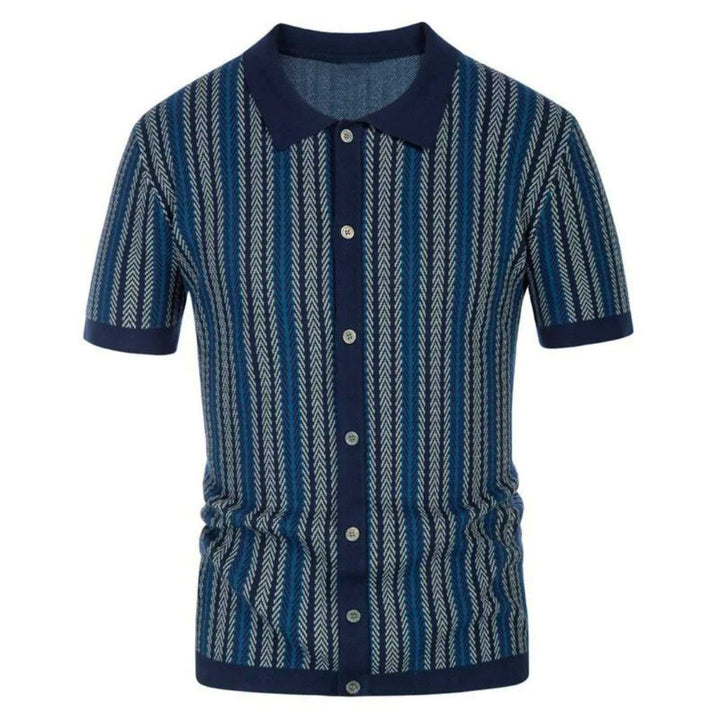 Ganzkörperansicht des atmungsaktiven Herren Chevron Poloshirts "Julian", elegant & bequem für jeden Anlass.