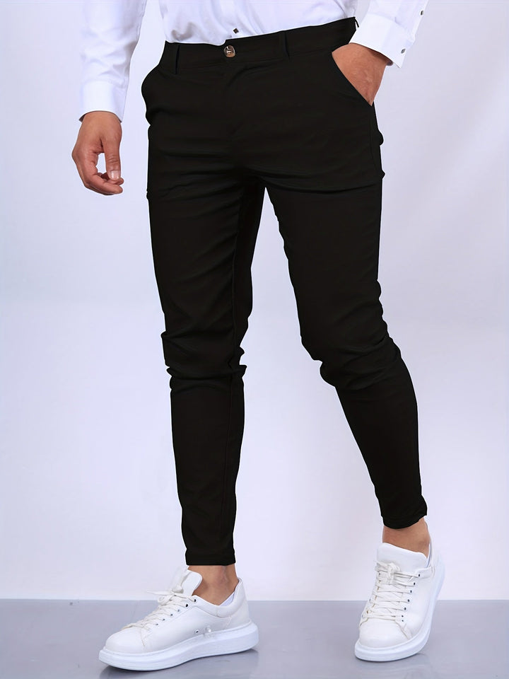 Klassische Herren Chino Hose mit bequemem Schnitt. Ideal für Smart Casual Outfits und täglichen Komfort.