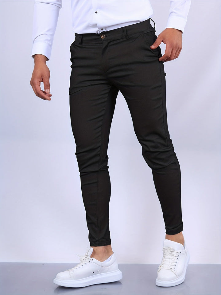 Mann trägt stilvolle Herren Chino Hose, perfekt für einen Smart Casual Look im Büro oder in der Freizeit.