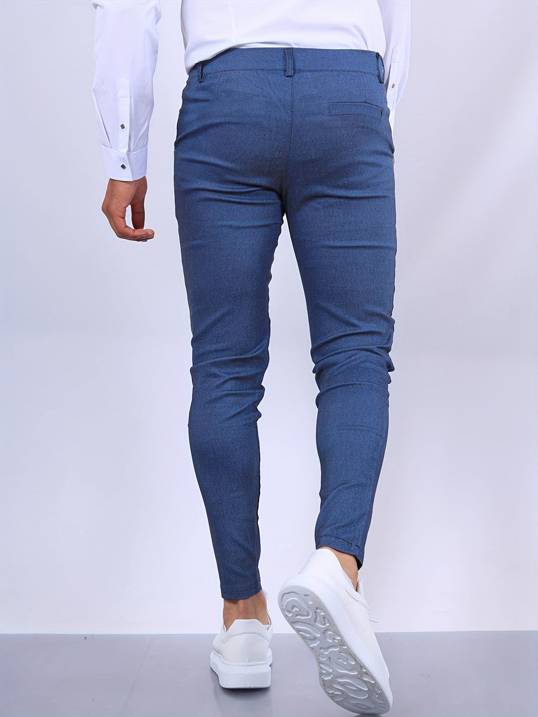 Bequeme & elegante Herren Chino Hose für einen selbstbewussten Auftritt. Ideal für modebewusste Männer.