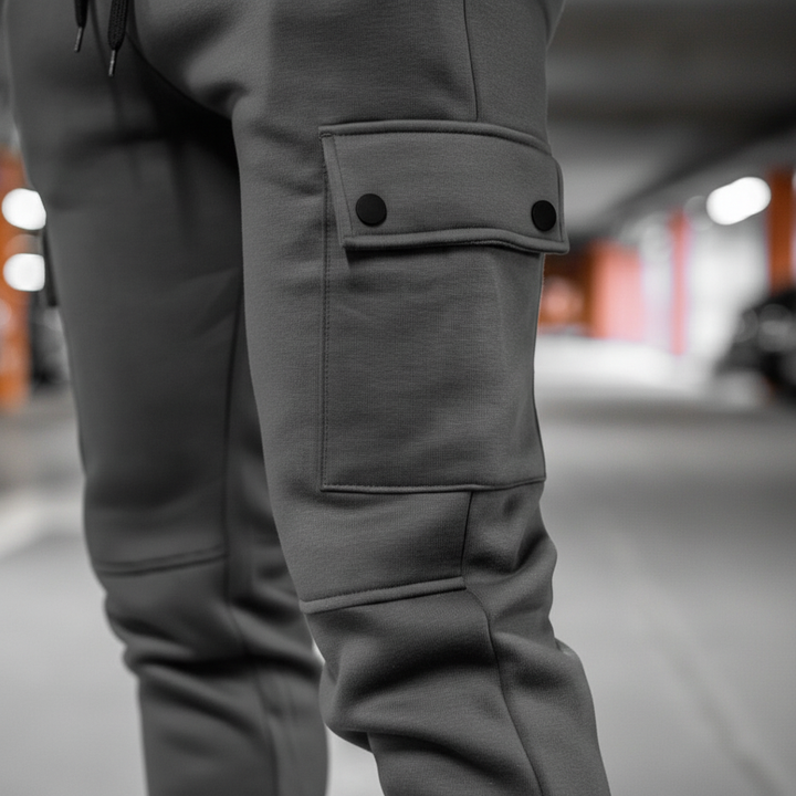 Athleisure Cropped Jogginghose für Herren, ideal für Training & Entspannung, mit elastischem Bund & Knöchelbündchen.