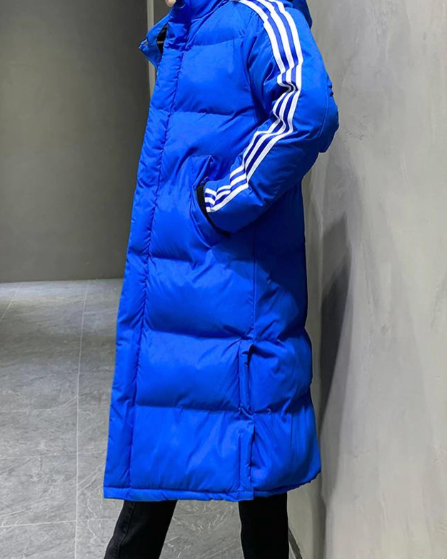Lange Herren Dekan Winterjacke mit Kapuze auf einem Bügel, warme Winterkleidung für Herren.