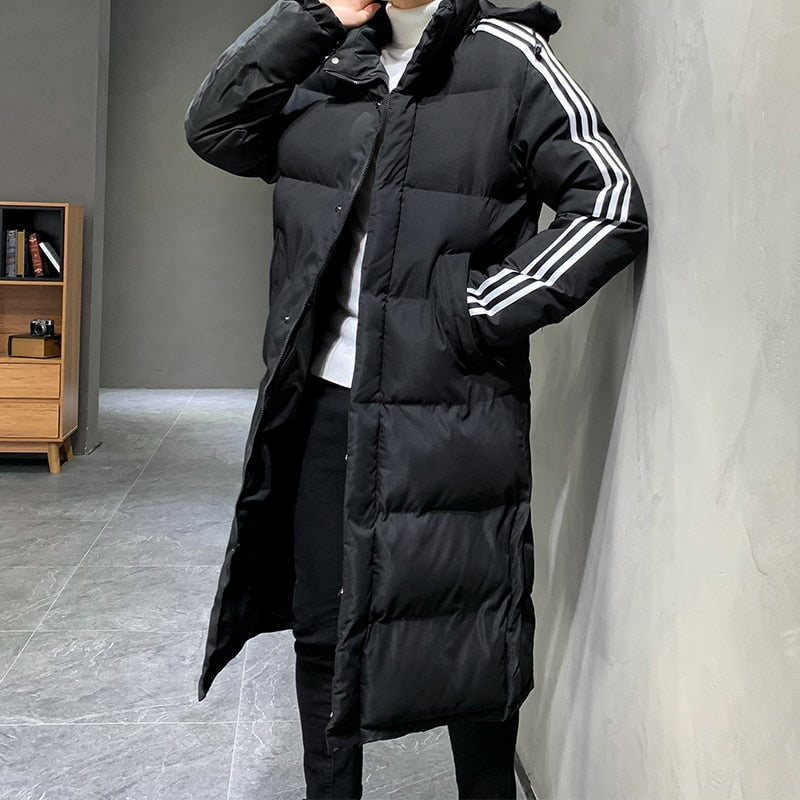 Lange Herren Dekan Winterjacke mit abnehmbarer Kapuze, bietet Komfort und Schutz bei Winterwetter.