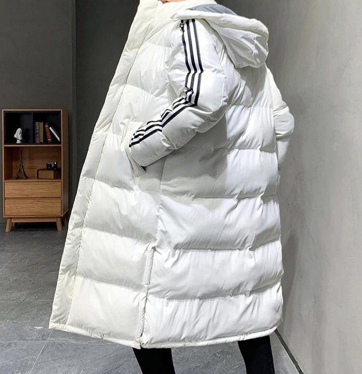 Mann trägt lange Herren Dekan Winterjacke mit Kapuze, warme Winterkleidung für kalte Tage.