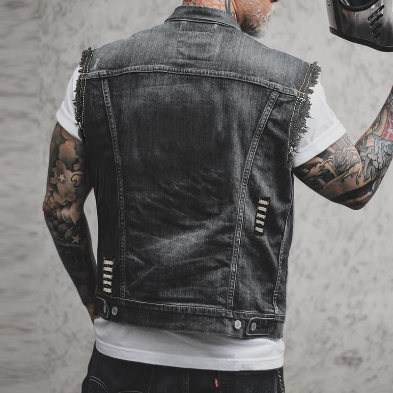 Modische Herren Jeansweste aus Denim im Vintage-Look mit Revers. Lässige Oberbekleidung für Freizeit und Mode.