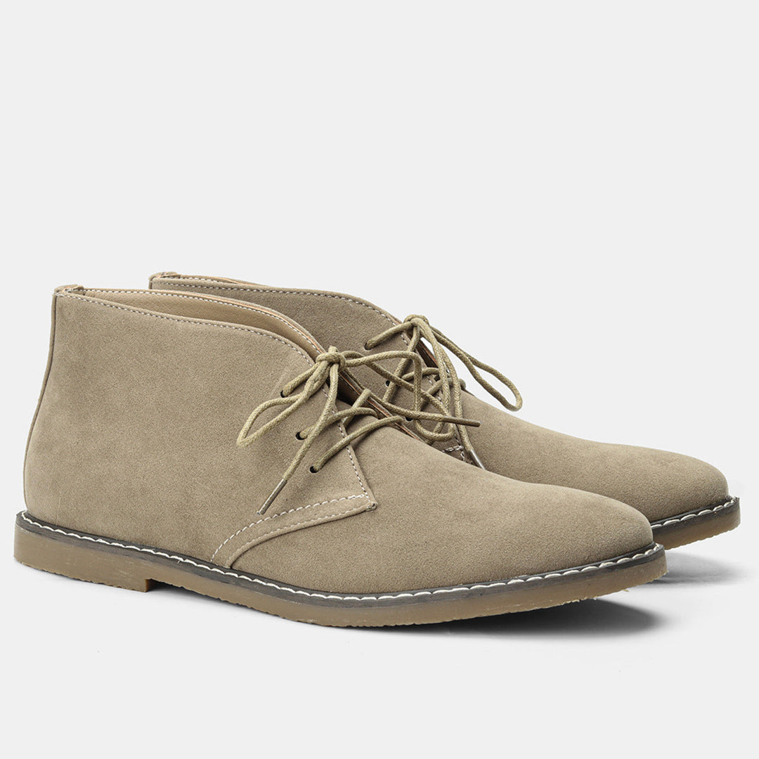 Detailansicht der Herren Desert Boots. Hochwertige Verarbeitung und ikonischer Vintage-Look für den stilbewussten Herrn.
