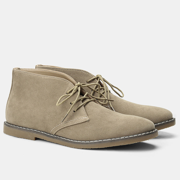Detailansicht der Herren Desert Boots. Hochwertige Verarbeitung und ikonischer Vintage-Look für den stilbewussten Herrn.