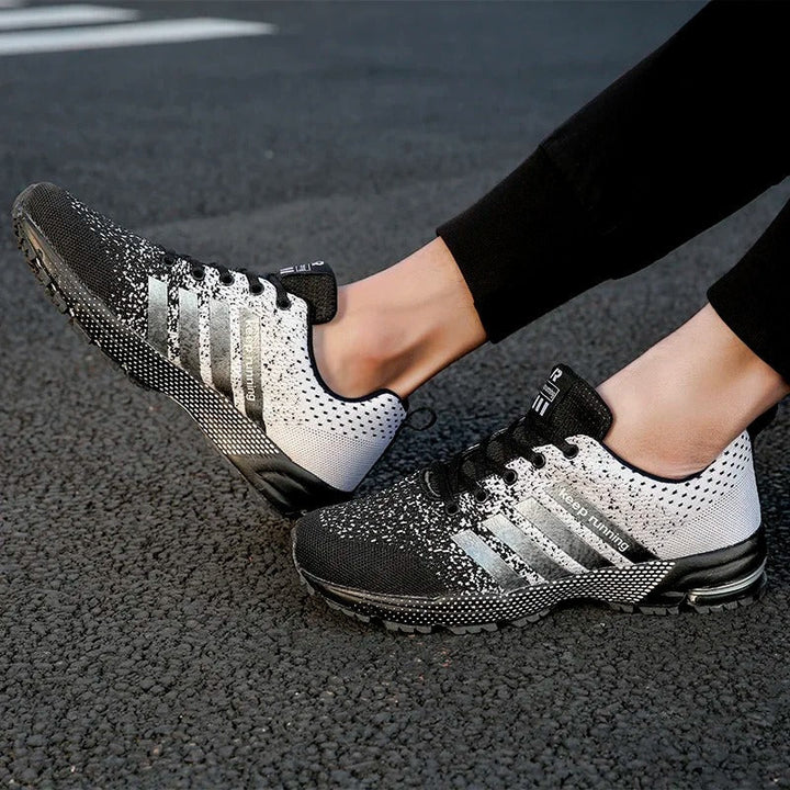 Herrenschuhe beim Joggen, zeigen dynamische Dämpfung & Unterstützung für Komfort und Leistung auf jedem Untergrund.