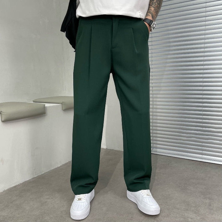 Gut sitzende, elegante Freizeithose für Herren. Bequeme Alltags-Herrenhose, stilvolle Herrenmode.