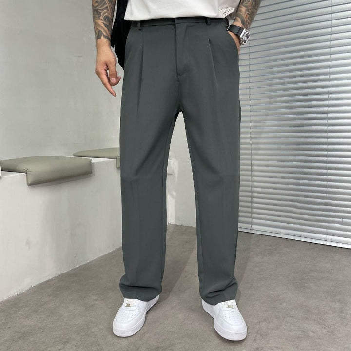 Lässige, doch elegante Herrenhose. Diese Freizeithose bietet Komfort & Stil für anspruchsvolle Herrenmode.