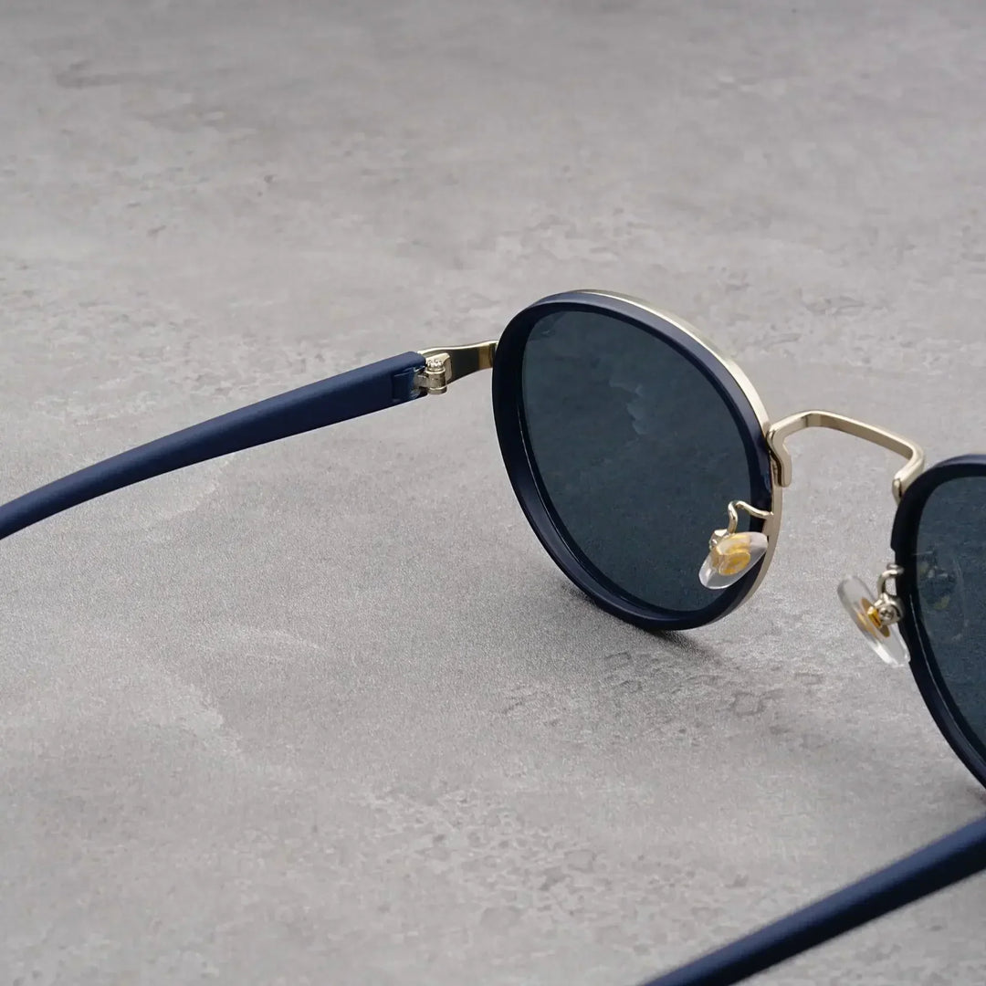 Geschenkidee für Herren: Eine elegante Retro-Sonnenbrille mit zuverlässigem UV400 Schutz.