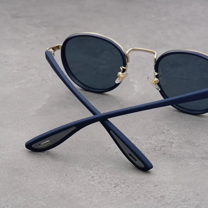 Hochwertige Herrensonnenbrille im Retro-Look, mit UV400 Schutz, für optimalen Sehkomfort.