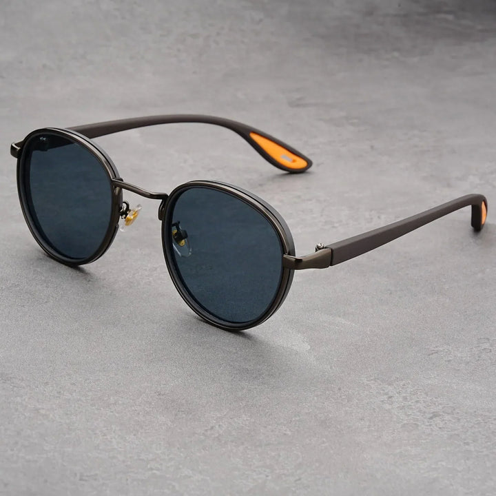 Nahaufnahme einer Herrensonnenbrille, Retro-Design, mit UV400 Schutz, für den modebewussten Mann.