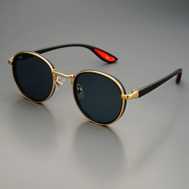 Mann trägt elegante Retro-Herrensonnenbrille mit UV400 Schutz, ideal für sonnige Tage und Reisen.