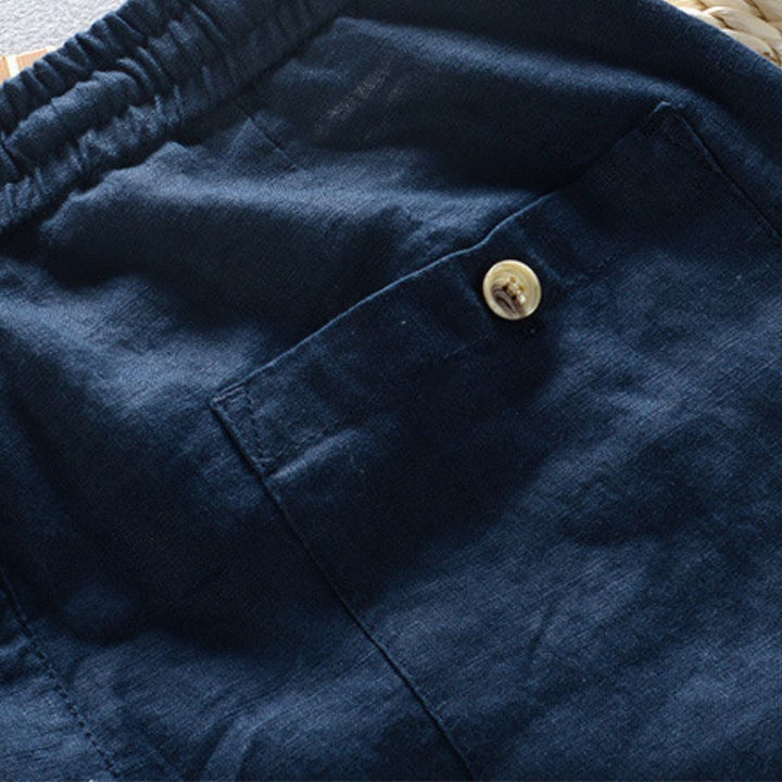 Nahaufnahme der eleganten Herren-Sommerhose: zeigt das leichte, knitterarme Material & die Qualität.
