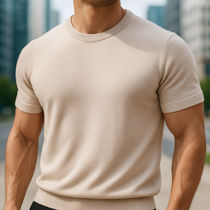 Zeitloses Herren Basic Oberteil Elias aus weichem Merino Kaschmir, stylisch & ganzjährig tragbar.