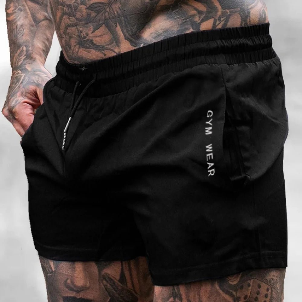 Mann trägt blaue Herren Laufshorts beim Joggen, zeigt Komfort und Bewegungsfreiheit. Mit Seitentaschen.