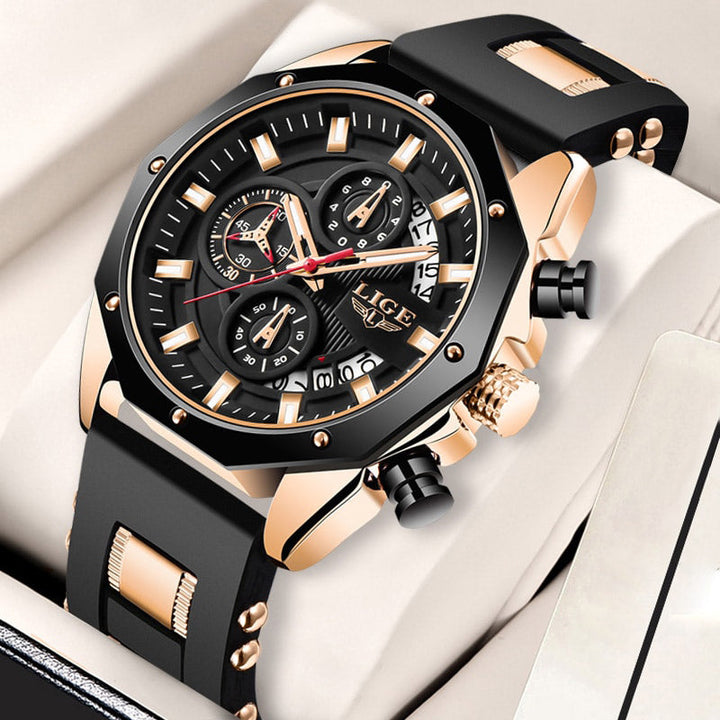 Fliegeruhr am Handgelenk eines Mannes, passt perfekt zum stilvollen Outfit. Wasserfeste Herrenuhr mit Lederband.