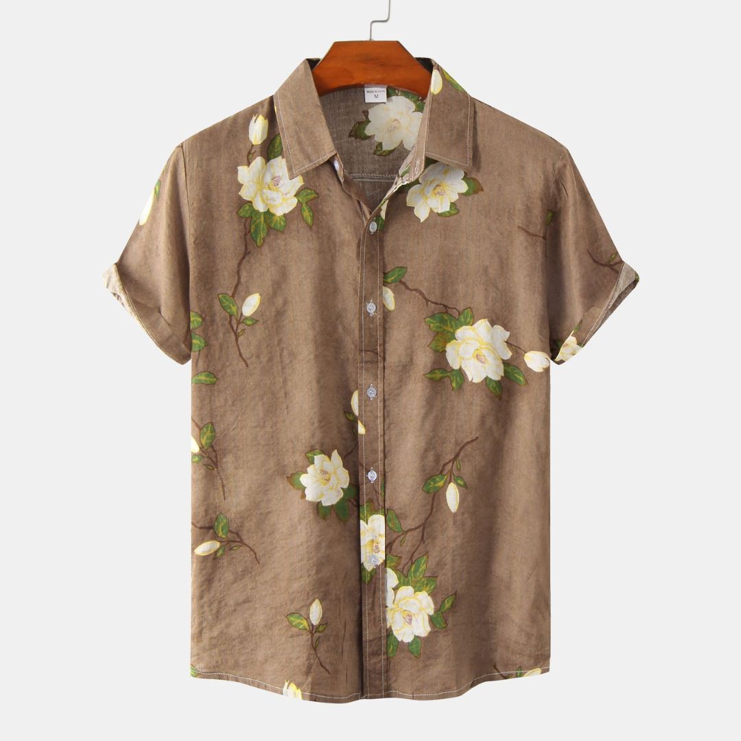 Mann trägt leichtes Herren Blumenhemd mit floralem Muster, ideal für sommerliche Freizeit & Urlaubslooks.