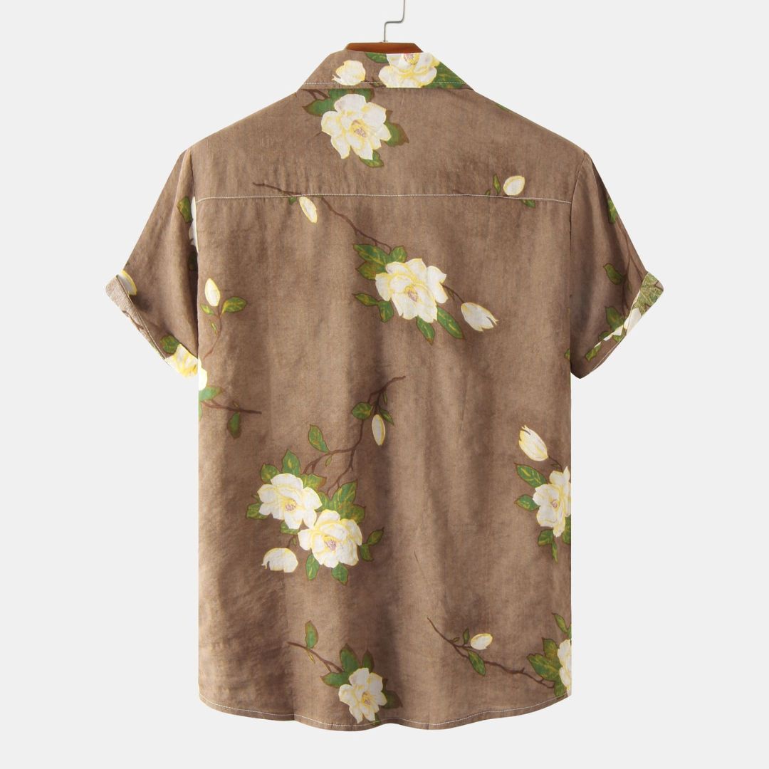 Detailansicht des floralen Musters auf einem Herren Sommerhemd. Leichter Stoff für maximalen Komfort.