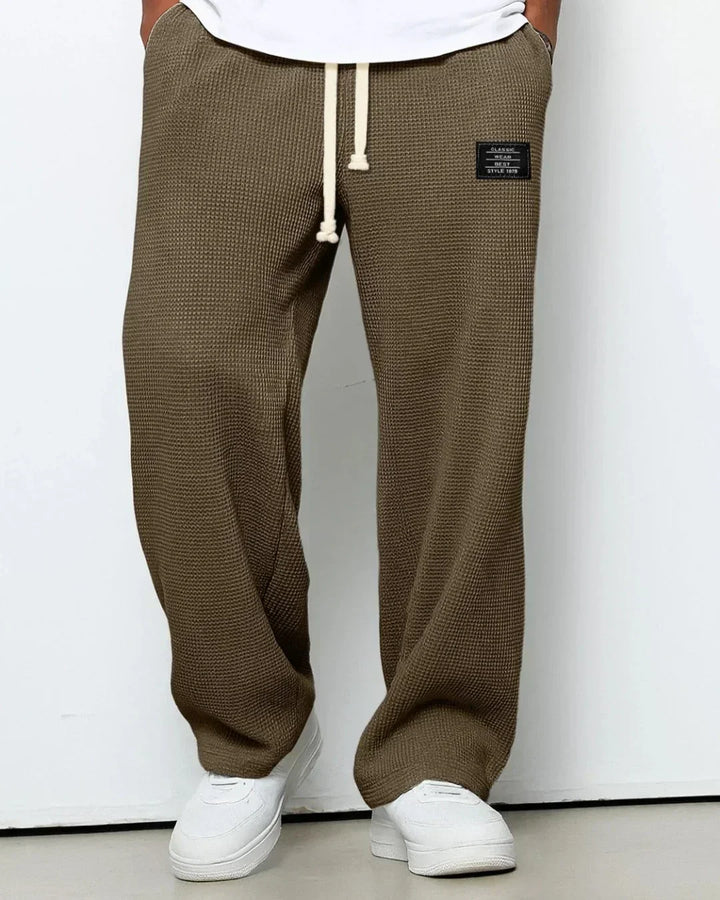 Gesamtdarstellung der lockeren Herren-Freizeithose Toby mit Kordelzug in stylischer Farbe.