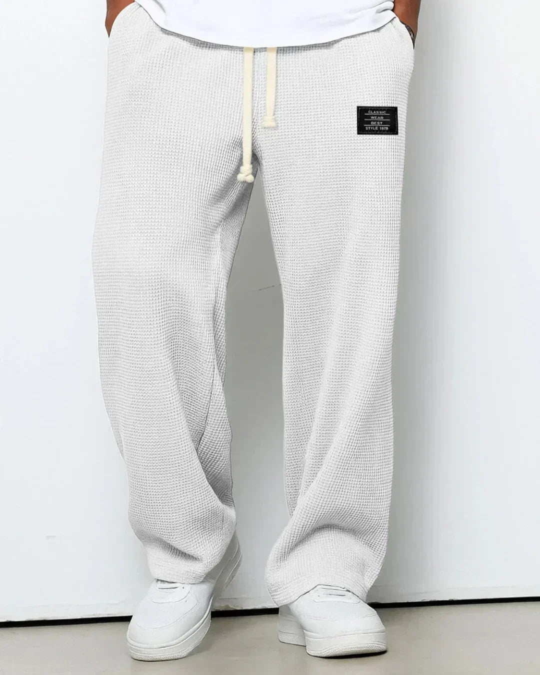 Bequeme Herrenhose Toby mit Kordelzug, perfekt für entspannte Stunden zu Hause oder unterwegs.