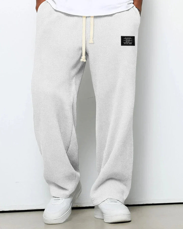 Bequeme Herrenhose Toby mit Kordelzug, perfekt für entspannte Stunden zu Hause oder unterwegs.